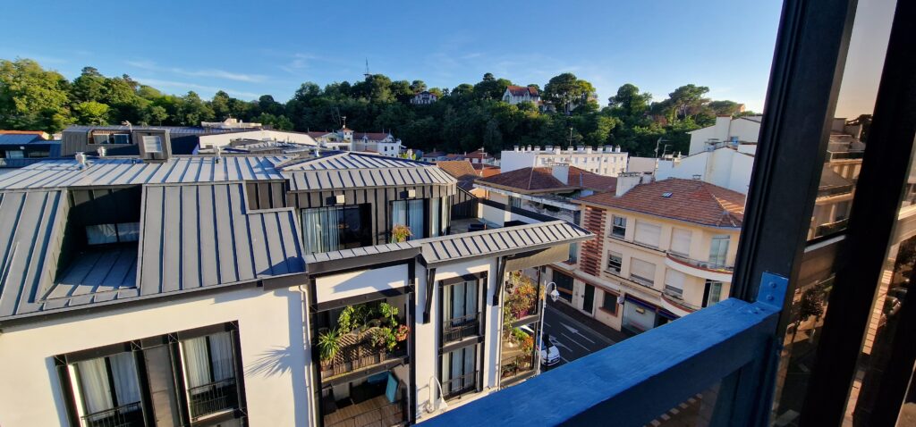 Vue d'un balcon sur les toits d'Arcachon et le parc Mauresque.