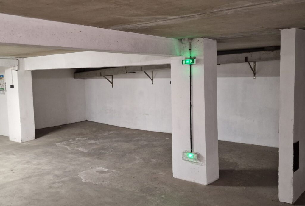 Une place de parking intérieure. 